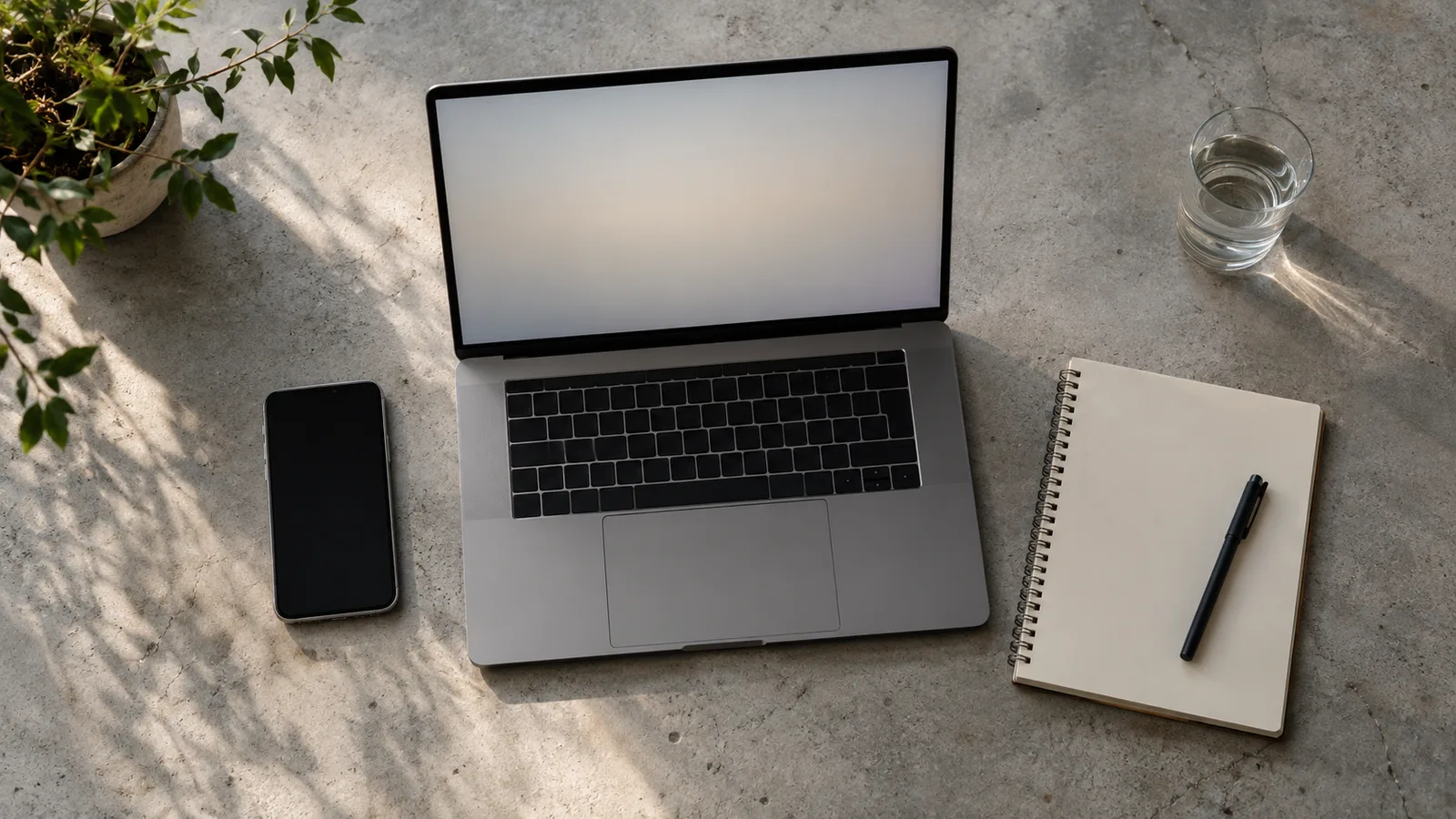 Laptop, điện thoại và sổ tay đặt trên mặt bê tông, dùng để lập kế hoạch dung lượng proxy